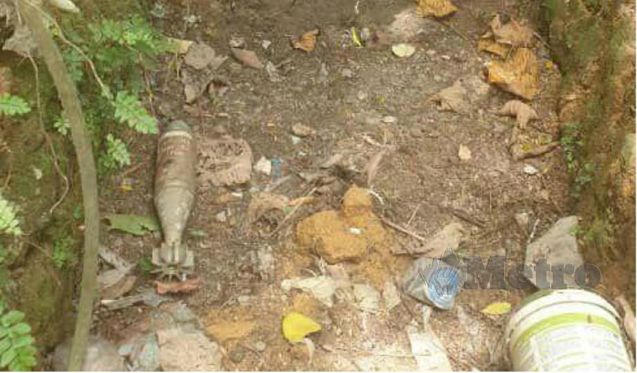 BOM mortar ditemui di dalam parit di Rumah Awam 2, Pulau Sebang, Alor Gajah, hari ini. FOTO AMIR MAMAT