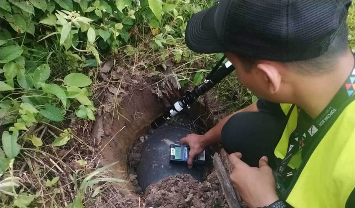 Pegawai LPTA memeriksa objek dipercayai serpihan roket China yang ditemui di Sepupok, Batu Niah di Miri. NSTP/IHSAN JBPM