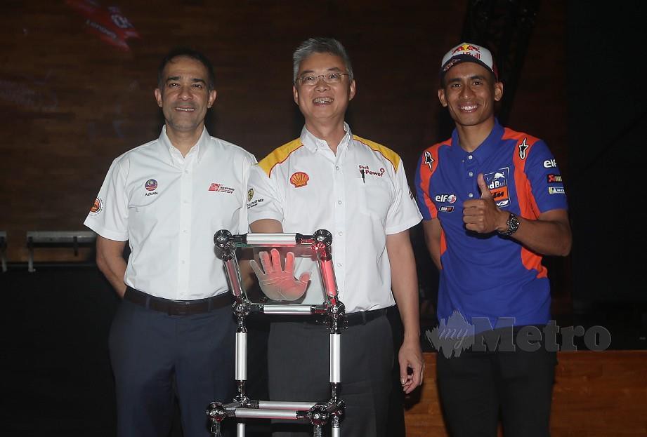 AZMAN (kiri), Hafizh Syahrin (kanan) dan Pengerusi Shell Malaysia, Datuk Lain Lo pada majlis pelancaran GP Motosikal Malaysia di Publika, malam ini. — FOTO Nur Adibah Ahmad Izam