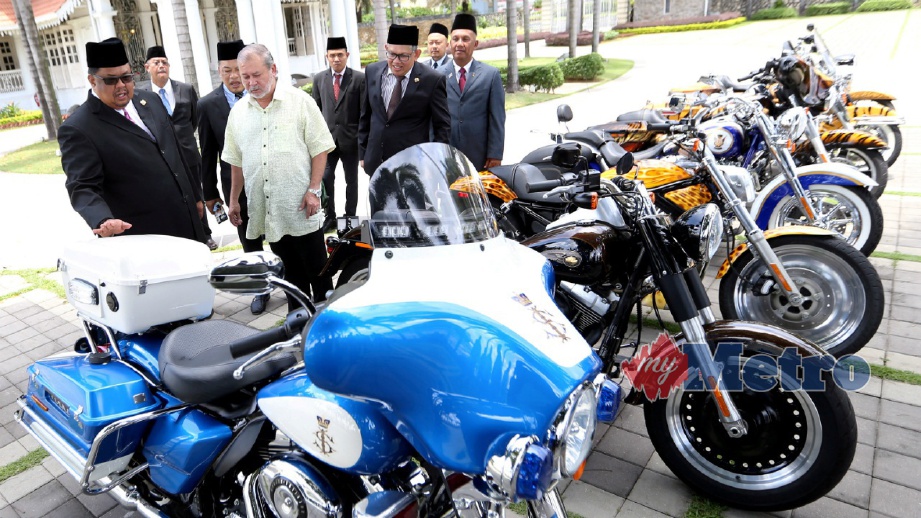 SULTAN Ibrahim (tengah) menunjukkan koleksi motosikal baginda kepada Ab Rauf (kiri) dan Abdul Jalil (tiga kanan) di Istana Pasir Pelangi, Johor Bahru, hari ini. FOTO Mohd Azren Jamaludin