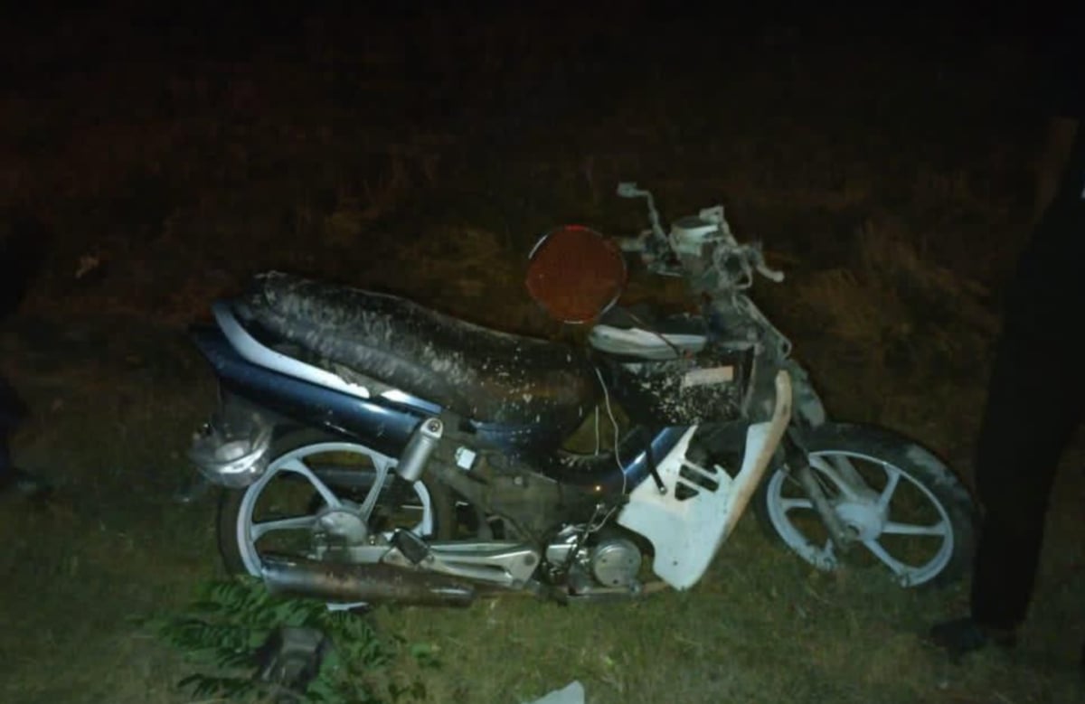 Keadaan motosikal dinaiki Muhammad Dinie yang maut selepas melanggar kerbau dalam kemalangan di Jalan Kuala Teriang, Langkawi. FOTO IHSAN PEMBACA