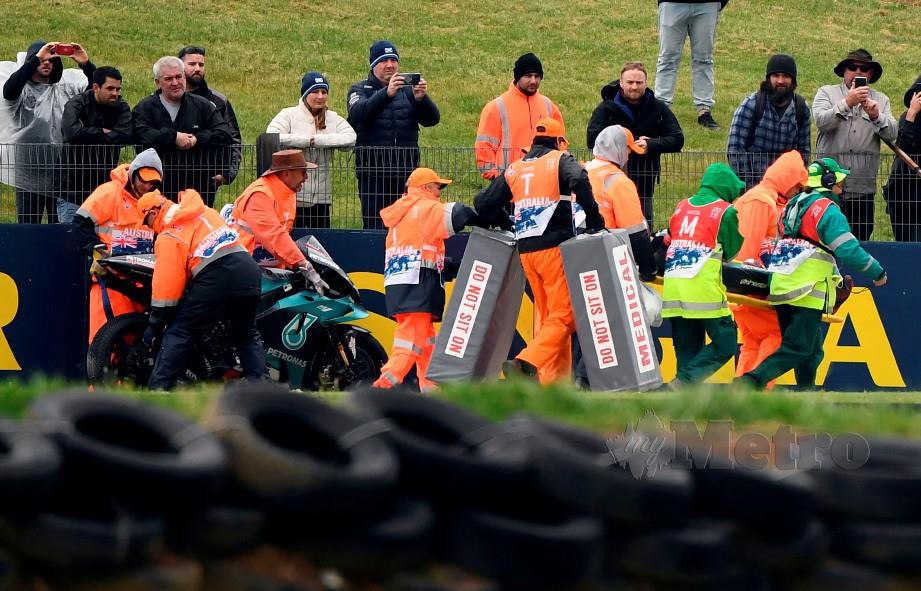 QUARTARARO diusung keluar litar selepas terbabit kemalangan. — FOTO AFP