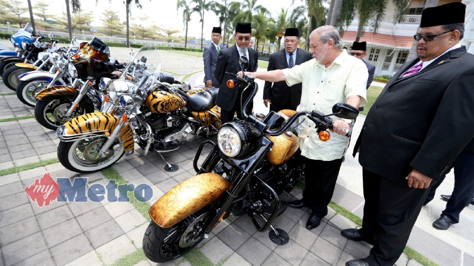 SULTAN Ibrahim (dua kanan) menunjukkan koleksi motosikal baginda kepada Ab Rauf (kanan) dan rombongan Exco GPMOTO di Istana Pasir Pelangi, Johor Bahru, hari ini. FOTO Mohd Azren Jamaludin