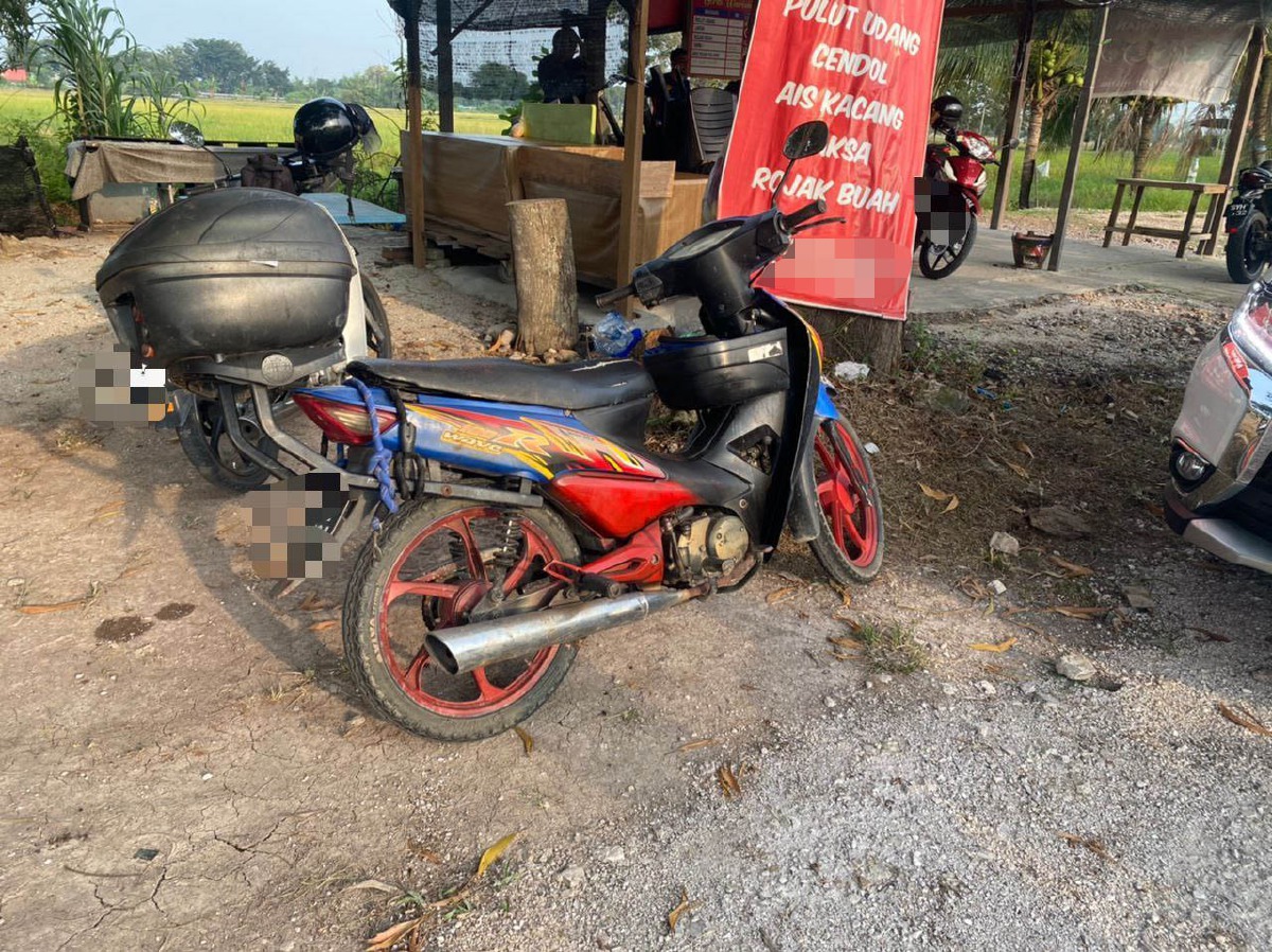 Motosikal Honda Wave yang dilaporkan hilang di Pulau Pinang akhirnya ditemui semula di negeri ini dalam SJR di Hutan Kampung. FOTO IHSAN PDRM