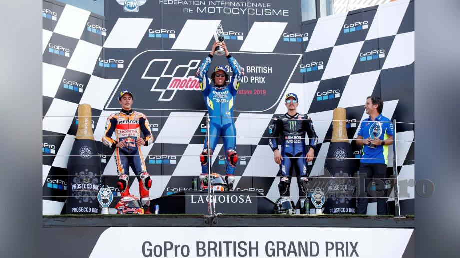 Rins (tengah) bersama Marquez (kiri) dan Vinales di podium MotoGP British. FOTO REUTERS