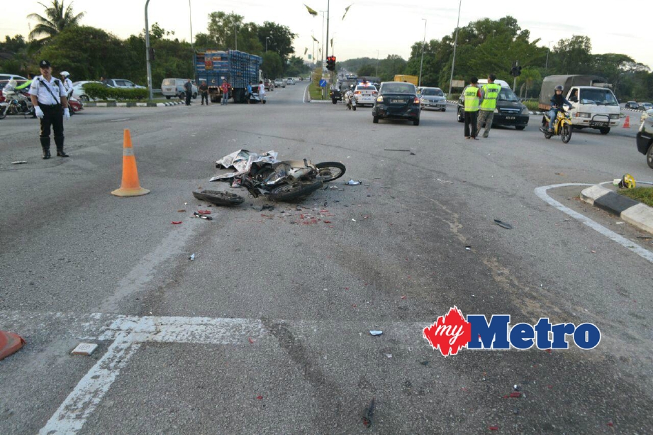 Keadaan motosikal mangsa di Kilometer 12, Jalan Ipoh-Lumut pagi tadi. FOTO ihsan PDRM