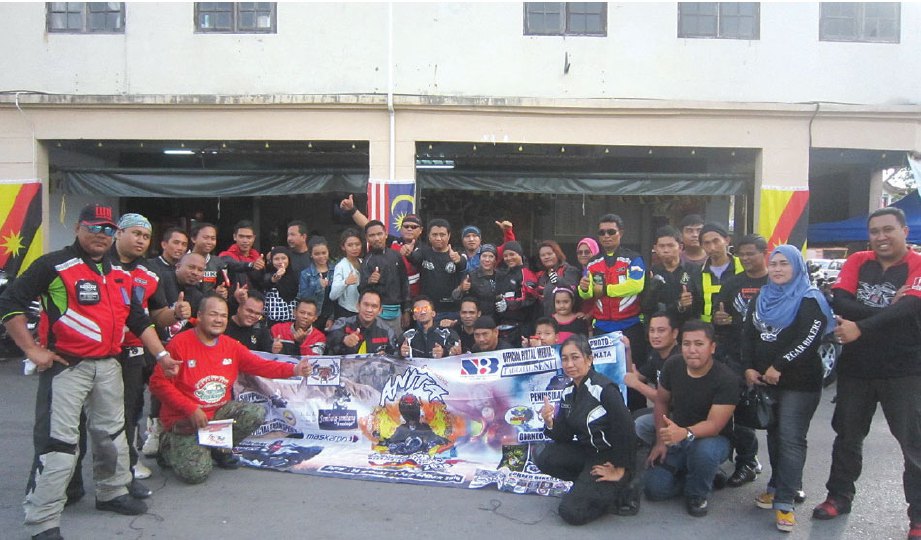 BERSAMA ahli kelab motosikal di Borneo.