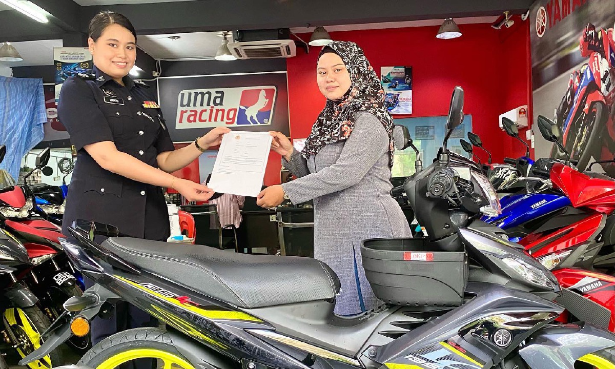 NOOR Hidayu (kiri) menyampaikan sumbangan motorsikal daripada Tengku Permaisuri Norashikin kepada Athirah. FOTO IHSAN FB SELANGOR ROYAL OFFICE