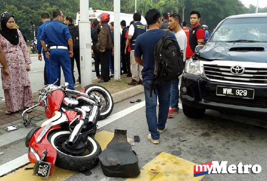 Kemalangan motosikal dengan kereta dua kereta di Lebuh Bestari berdekatan Taman Warisan, Presint 16, Putrajaya menyebabkan penunggang motosikal berusia 40-an tu maut. - Foto EHSAN PEMBACA
