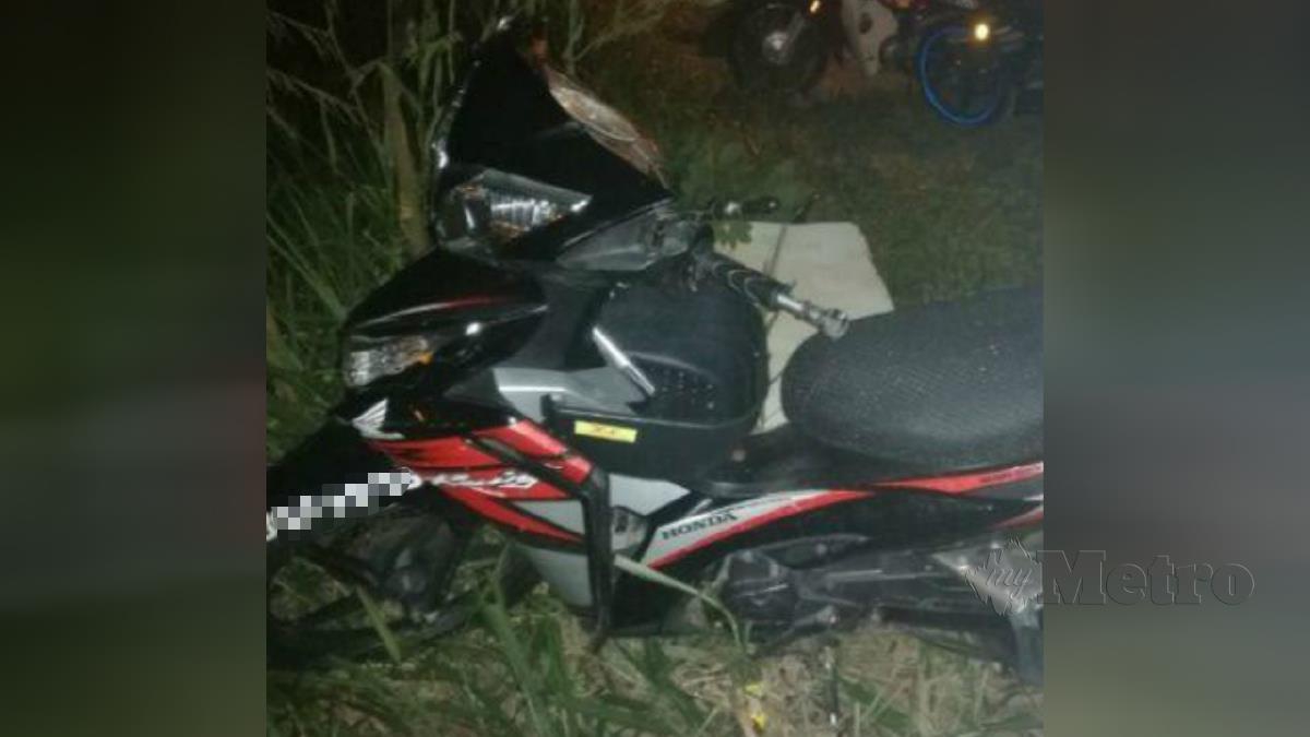 MOTOSIKAL dinaiki tiga beranak yang terbabas sebelum bapa meninggal dunia manakala dua anaknya cedera dalam kemalangan di Jalan Kampung Palembang, Kluang, malam tadi. FOTO ihsan polis. 
