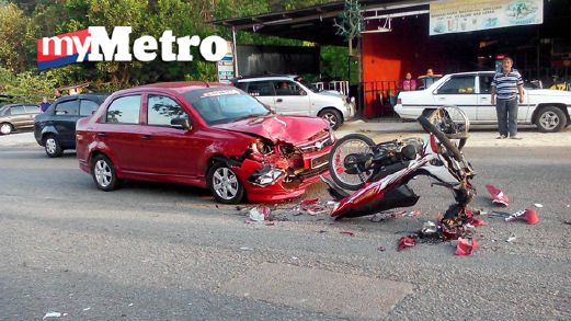 Motosikal dan kereta yang terbabit kemalangan di KM 7.5 Jalan Machang-Pasir Puteh dekat UiTM, pagi tadi.