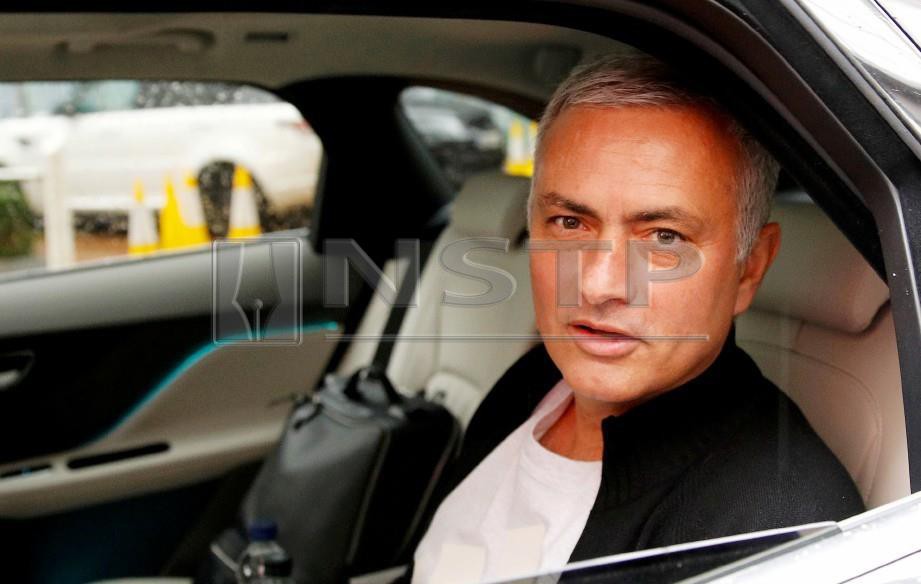 MOURINHO meninggalkan penginapannya selepas dipecat sebagai pengurus Manchester United pada 18 Disember lalu. - FOTO Reuters