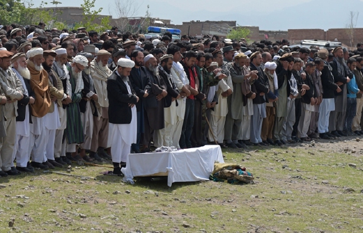 Jenazah seorang mangsa serangan bom disembahyangkan sebelum dikebumikan. - Foto AFP