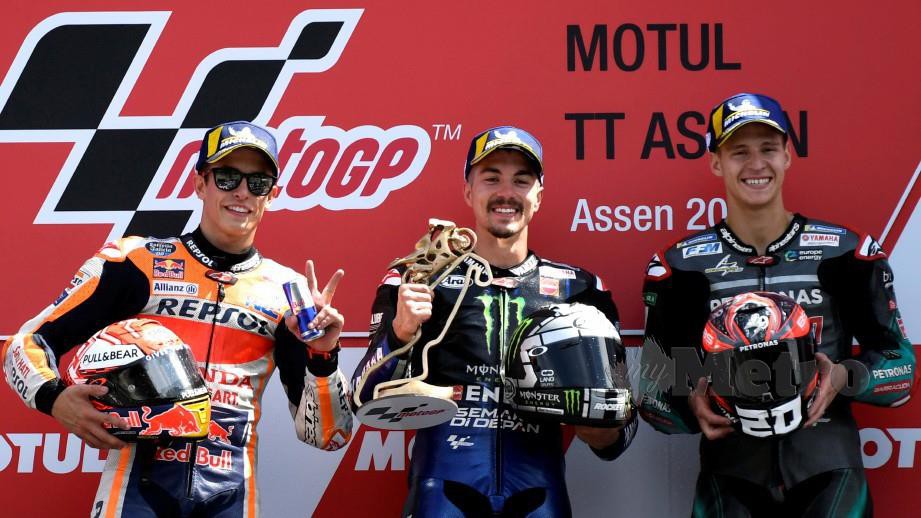 Vinales (tengah) bersama Marquez (kiri) dan Quartararo di podium GP Belanda. FOTO REUTERS