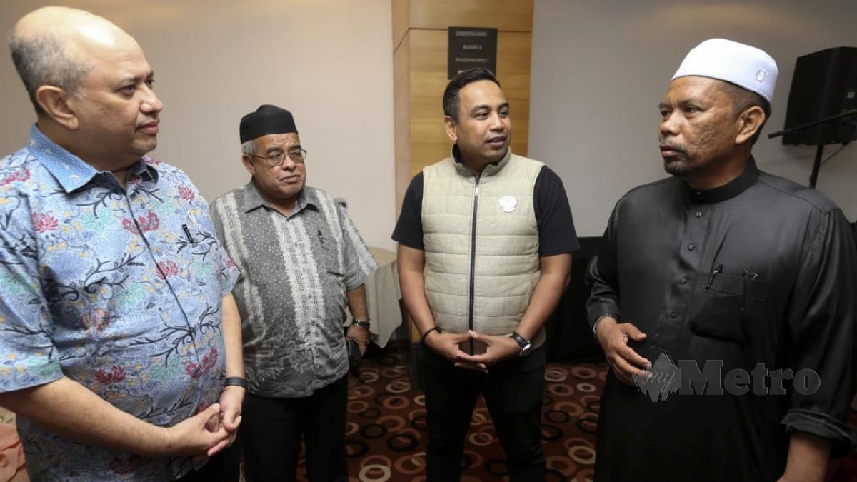 SYED Hussian Aljunid (kiri) dan Mohd Efendi (dua kanan) bersama Wan Roslan (kanan) ketika Majlis Makan Malam Bersama Media Prima Berhad (MPB). FOTO Nik Abdullah Nik Omar.