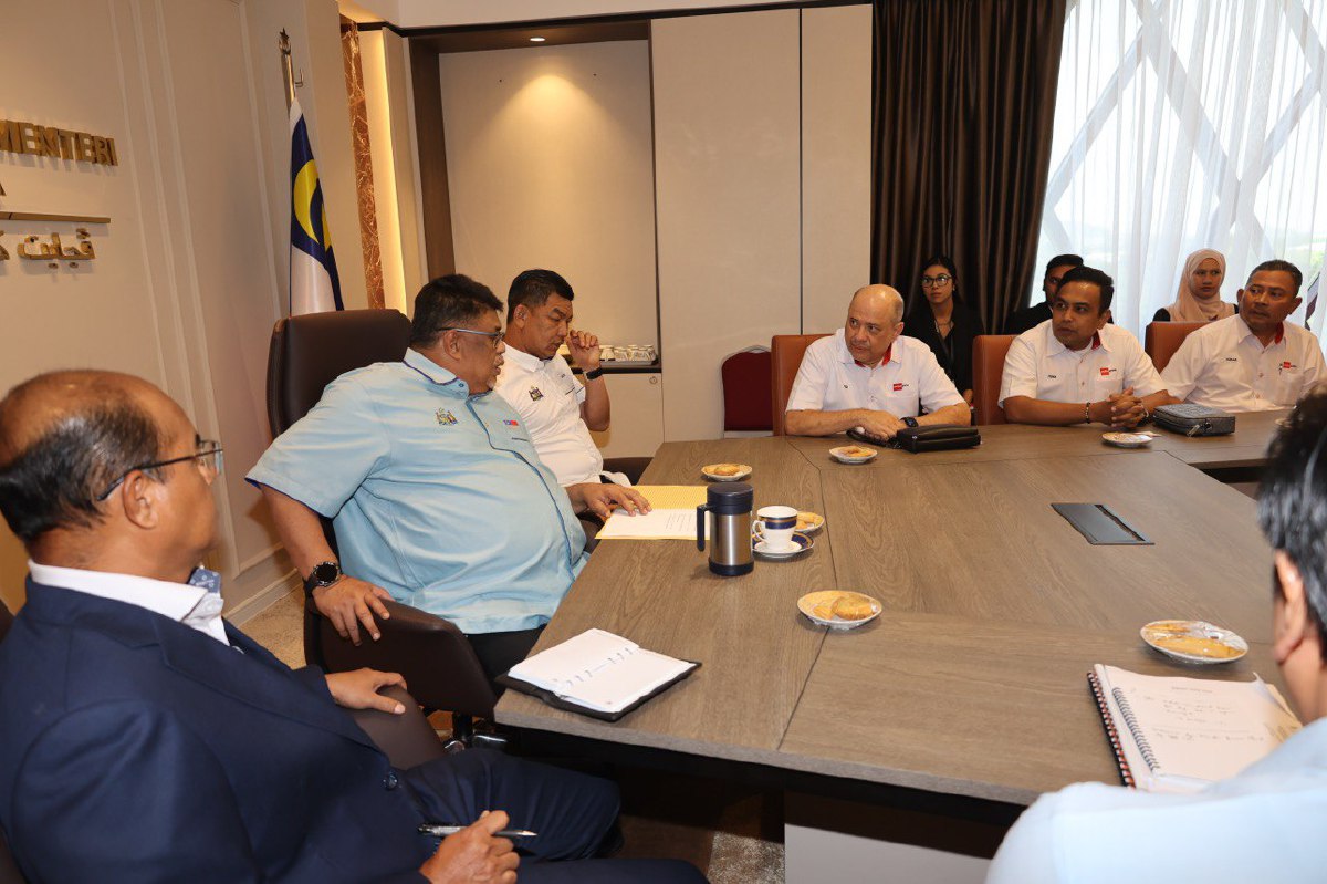 AB Rauf menerima kunjungan hormat Pengerusi Kumpulan Media Prima, Datuk Seri Dr Syed Hussian Aljunid di Seri Negeri hari ini. FOTO Jamah Nasri.