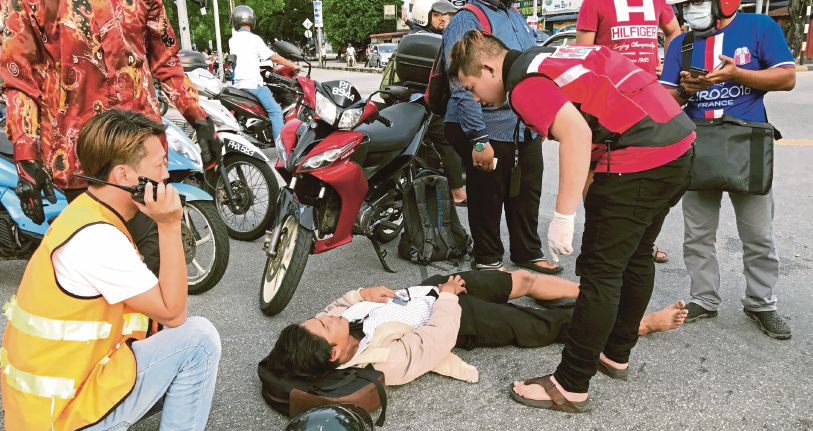 Dirempuh kereta langgar lampu isyarat  Harian Metro