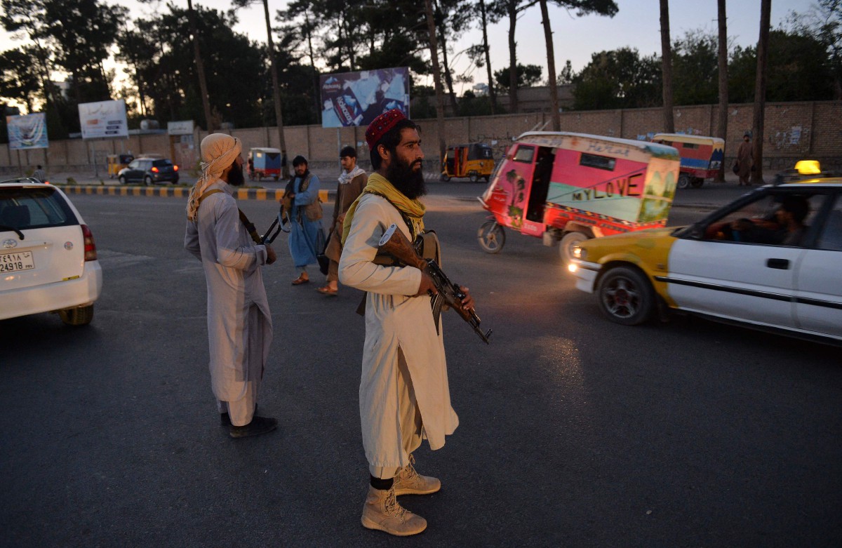 PEJUANG Taliban mengawal laluan di Herat. FOTO AFP.
