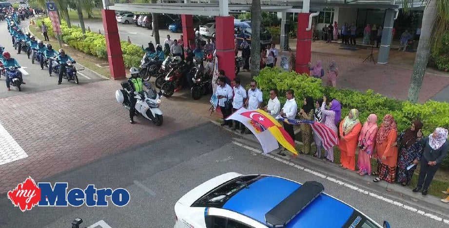 Seramai 60 penunggang motosikal dari MPSepang berkonvoi sejauh lebih 330 kilometer (km) sebagai sokongan dan semangat patriotik sempena sambutan Hari Kemerdekaan ke-60. FOTO ihsan MPSepang