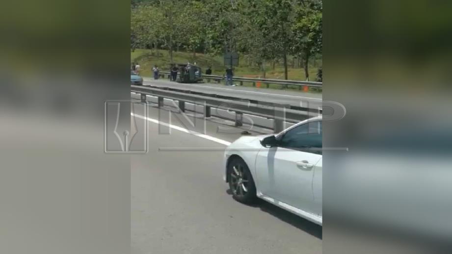 Toyota Innova yang terbabit kemalangan di Kilometer 18.2 PLUS arah selatan semalam. FOTO Ihsan Community Roda Johor - CRJ dan Ihsan Pembaca