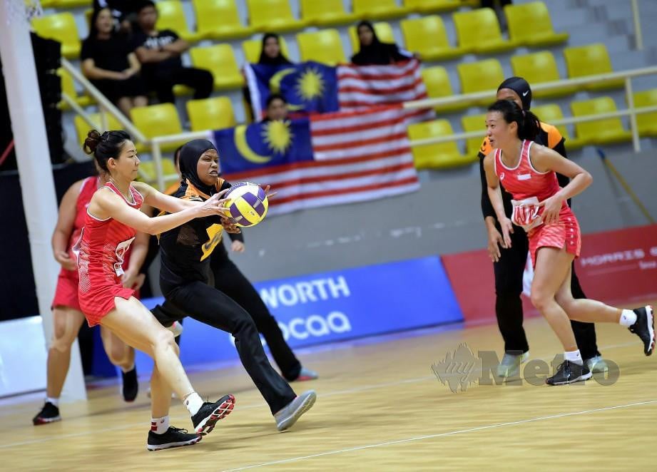 PEMAIN Malaysia Noor Azilah Aziz (dua dari kiri) merebut bola dari pemain Singapura. FOTO/BERNAMA