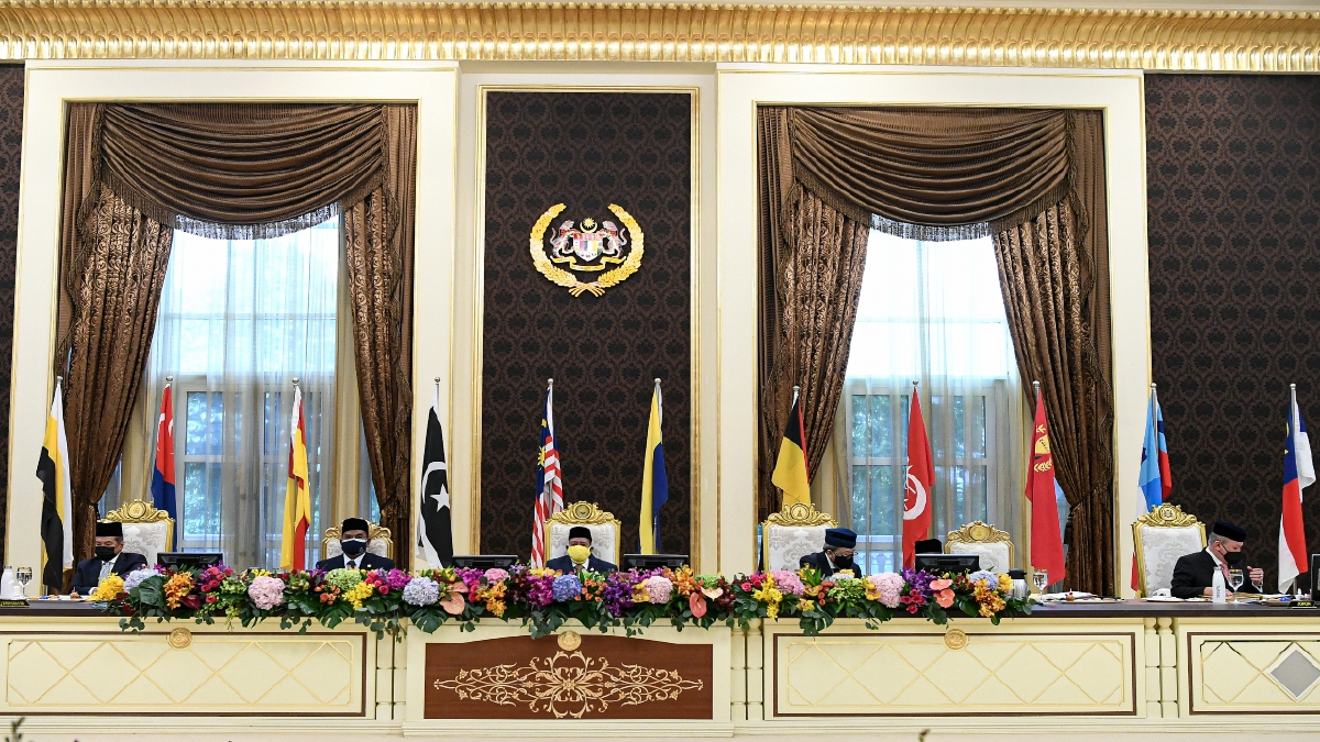 SULTAN Kedah Al Aminul Karim Sultan Sallehuddin Sultan Badlishah (tiga, kiri) mempengerusikan Mesyuarat Majlis Raja-Raja ke-257 di Istana Negara hari ini. FOTO BERNAMA