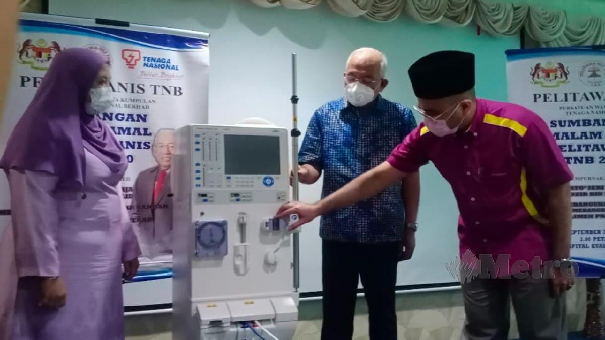 MAHDZIR Khalid (tengah) menyerahkan mesin hemodiaalisis sumbangan amal Pelitawanis TNB kepada Pengarah  Hospital Kuala Nerang, Dr  Muhammad Shauqi Abdul Kadir (kanan). FOTO Noorazura Abdul Rahman