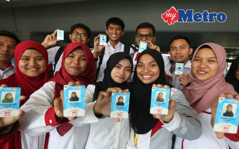 Mahasiswa Universiti Putra Malaysia (UPM) menunjukkan kad konsesi Pelajar FOTO Shahril Badri