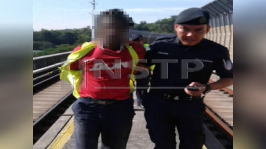 LELAKI yang ditahan kerana menceroboh laluan trek MRT, hari ini. FOTO Twitter Rapid KL