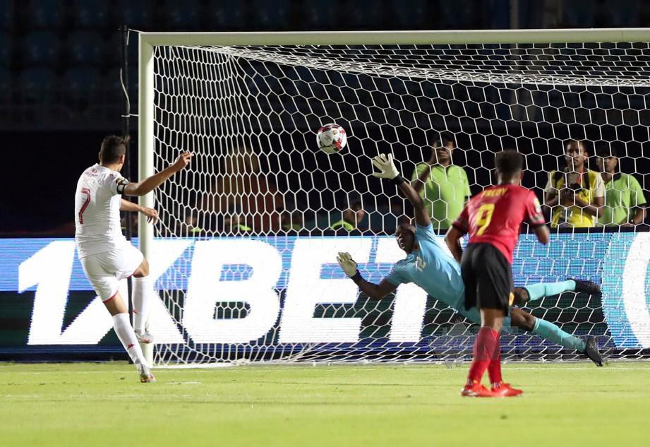 MSAKNI (kiri) meledak gol pertama Tunisia menerusi sepakan penalti di Stadium Tentera Suez, awal pagi tadi. — FOTO Reuters