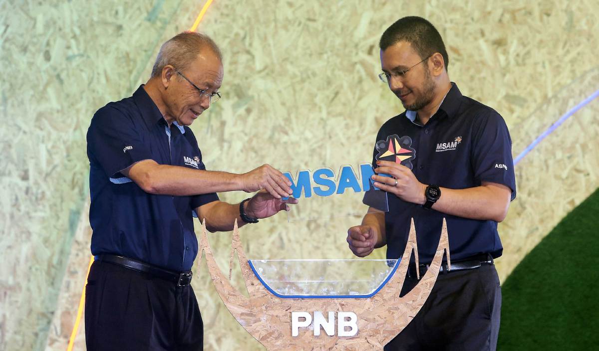 TUN Arifin (kiri) bersama Ahmad Zulqarnain meletakkan plak sebagai gimik perasmian pada majlis Minggu Saham Amanah Malaysia 2022 (MSAM 2022) di Pantai Batu 1.  FOTO BERNAMA