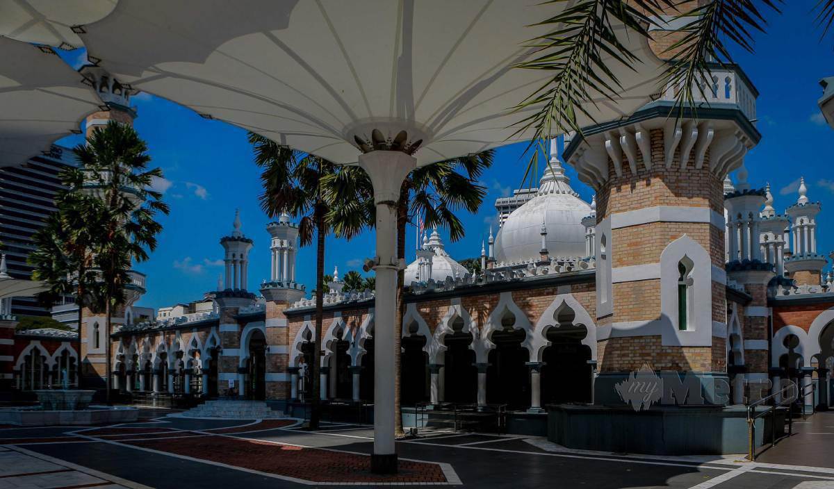 RUANG solat terbuka masjid dipayungi tiga kubah putih berbentuk bawang. FOTO Asyraf Hamzah