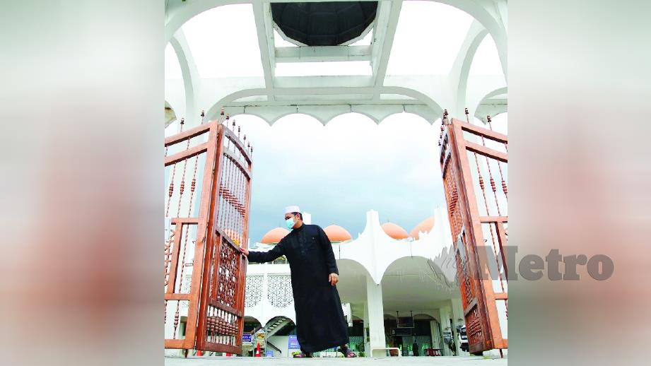 Gambar fail, Imam Masjid Negeri Perak, Ustaz Muhammad Haikal Mohd Ayob, 30, membuka pintu utama Masjid Sultan Idris Shah II berikutan kebenaran bersolat jemaah. FOTO Sharul Hafiz Zam.