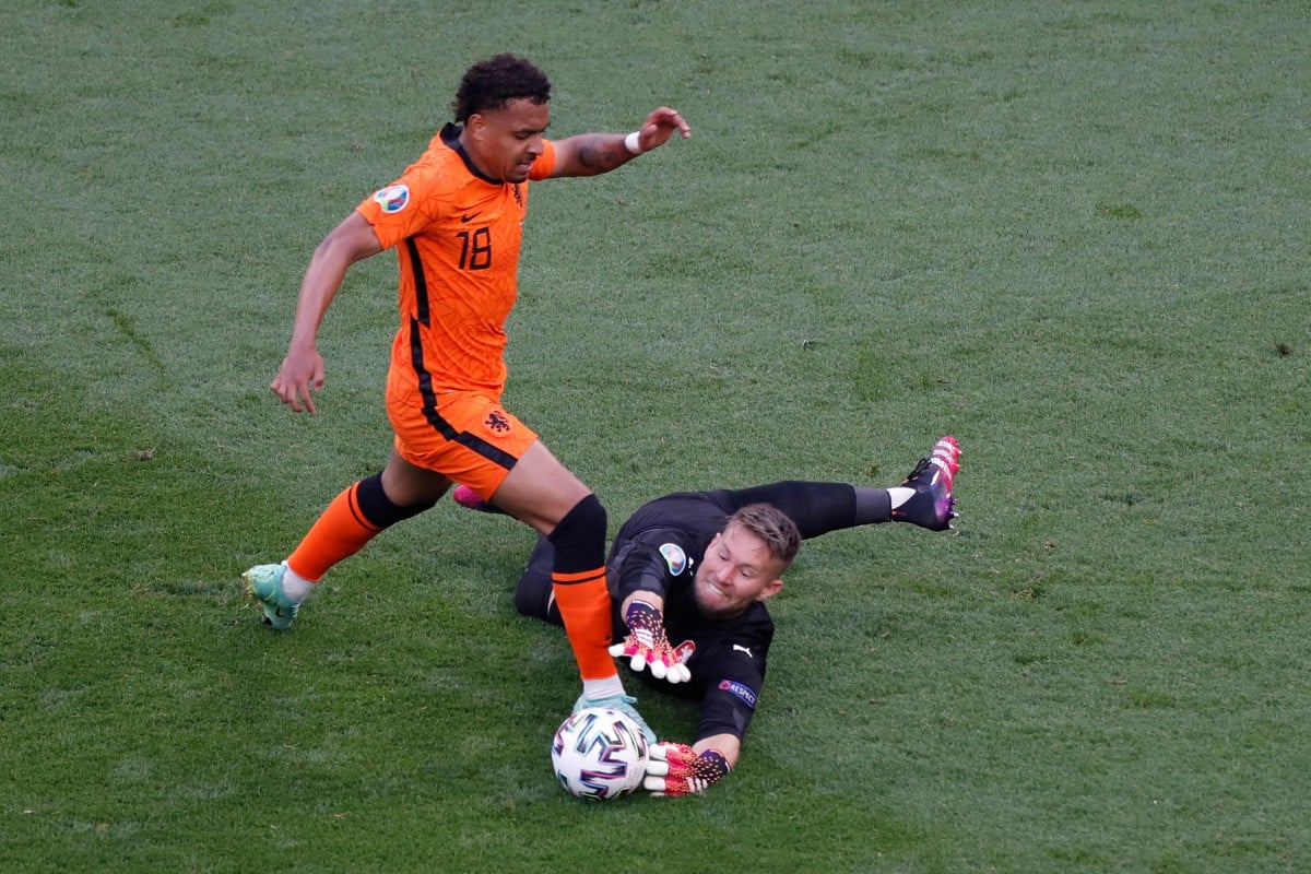 Penyerang Belanda, Donyell Malen (kanan) cuba melepasi penjaga gol Republik Czech, Tomas Vaclik pada aksi Euro 2020. FOTO AFP
