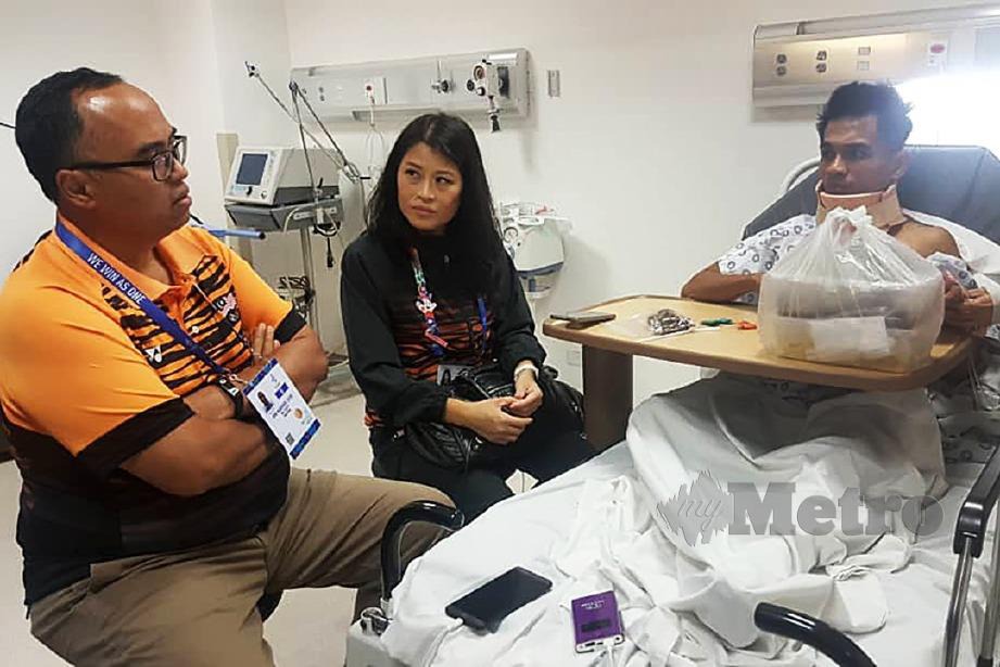 Timbalan Ketua Kontinjen, Nurul Huda Abdullah bersama Jefri (kiri) melawat Faizul di Hospital Pakar Clark City, Clark. FOTO Ihsan MSN.
