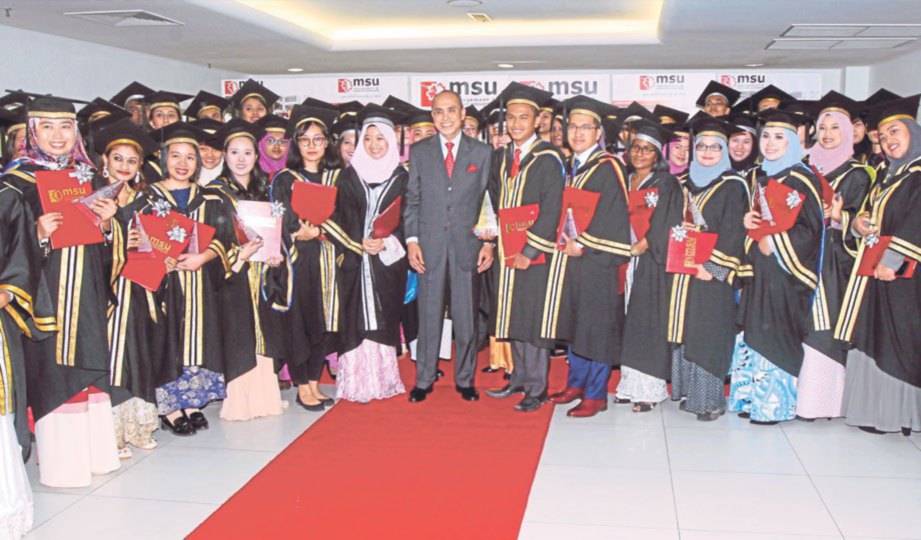 DR Mohd Shukri bersama penerima pelbagai anugerah kecemerlangan sempena Majlis Konvokesyen Ke-20 MSU, baru-baru ini.