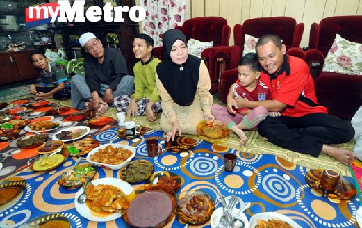 Ameng bersama isteri dan ahli keluarga sebelum berbuka. FOTO Hatim Ab Manan 