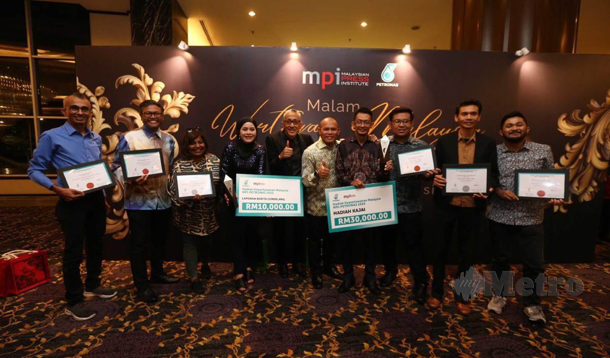 PEMENANG anugerah BH, HM, NST pada malam anugerah Hadiah Kewartawanan Malaysia-MPI Petronas 2022 FOTO Saifullizan Tamadi