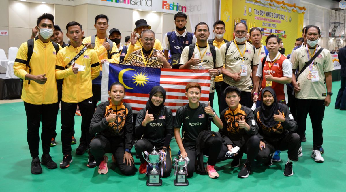 SKUAD takraw negara bergambar bersama Suhaili  (tengah) selepas majlis penyampaian hadiah Kejohanan Sepak Takraw Dunia Piala Raja Thailand ke-35 di Bangkok. FOTO Bernama