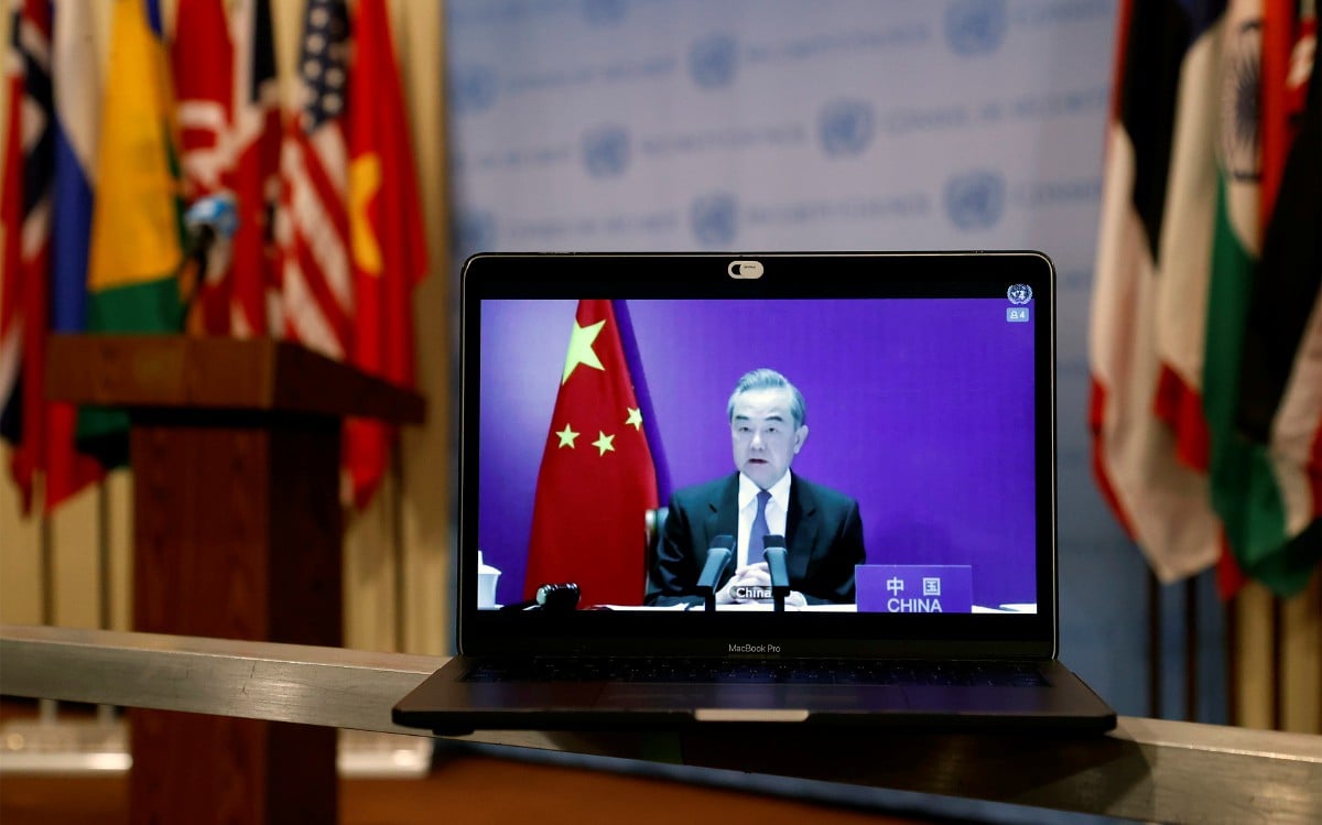 WANG Yi ketika mempengerusikan debat terbuka Majlis Keselamatan Pertubuhan Bangsa-Bangsa Bersatu (UNSC) yang berlangsung secara maya. FOTO EPA.