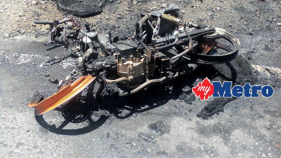 Motosikal ditunggang mangsa terbakar. FOTO ihsan bomba