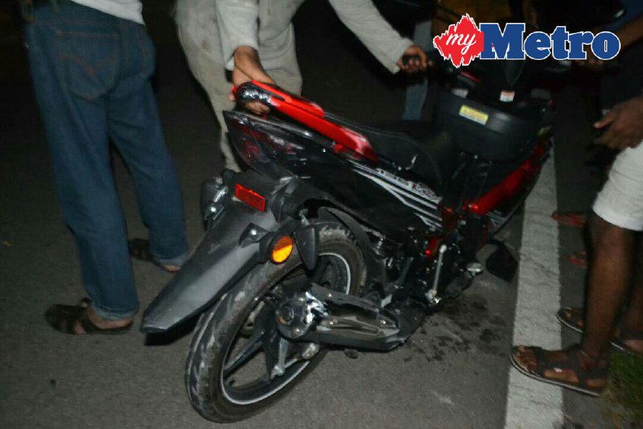 KEADAAN motosikal mangsa selepas terbabit dalam kemalangan di Kilometer 5.5 Jalan Kluang-Teck Wah Heng kira-kira 10 malam semalam. FOTO Adnan Ibrahim