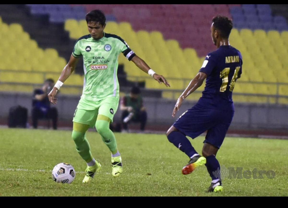  KAPTEN Melaka United , Razman Roslan (hijau) mengawal bola daripada dirampas pemain KL City, Muhammad Akram Mahinan di Stadium Hang Jebat, Paya Rumput. FOTO Nazri Abu Bakar