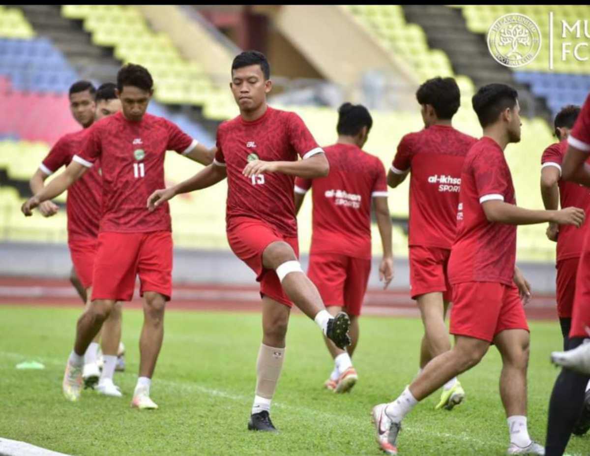 SESI latihan Melaka United. -FOTO MU.