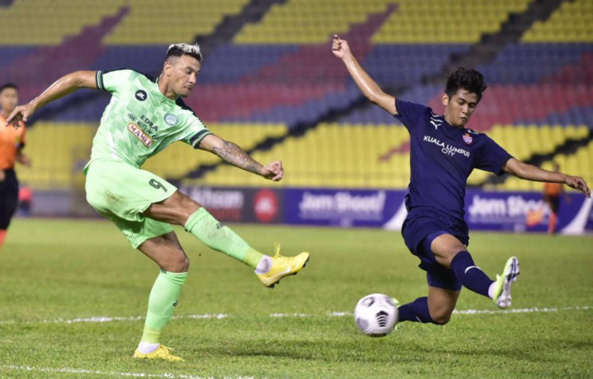 Pemain Melaka United Alex Goncalves (kiri) menjaringkan dua gol menentang KL City.