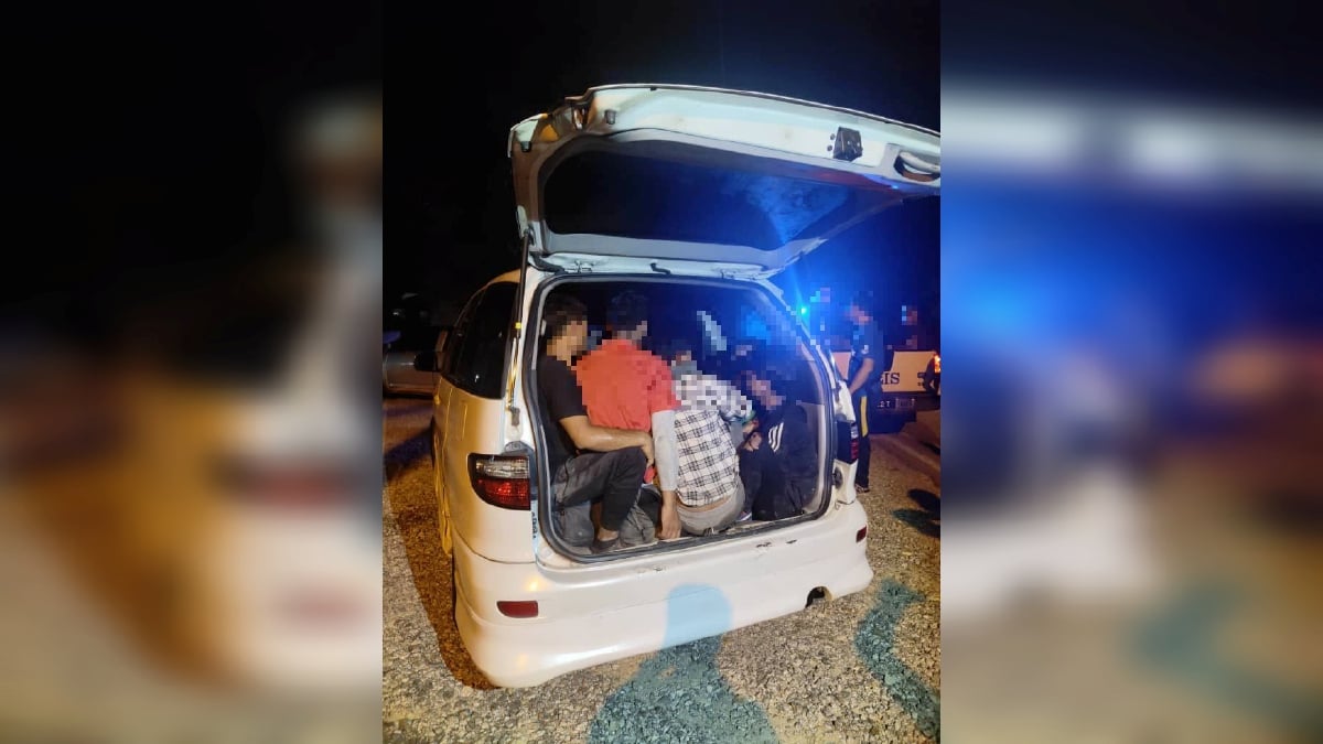 KEADAAN PATI warga Myanmar yang berhimpit dalam sebuah Toyota Estima ditahan anggota PGA7 di Kampung Tasek Berangan, malam tadi. FOTO IHSAN PGA8