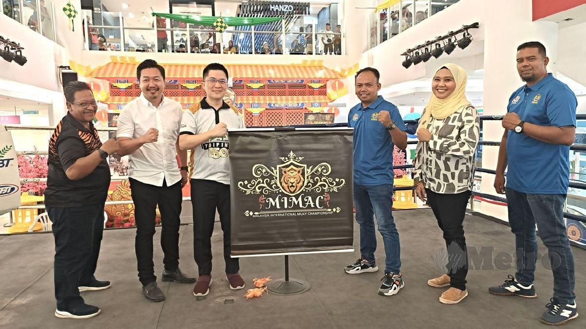 WONG Kah Woh (tiga kiri) merasmikan logo Malaysia International Muay Championship (MIMAC) di Taiping Mall. Turut sama Presiden Persatuan Tomoi Negeri Perak, Mohd Ezry Azamin (empat kiri). FOTO SHAIFUL SHAHRIN AHMAD PAUZI