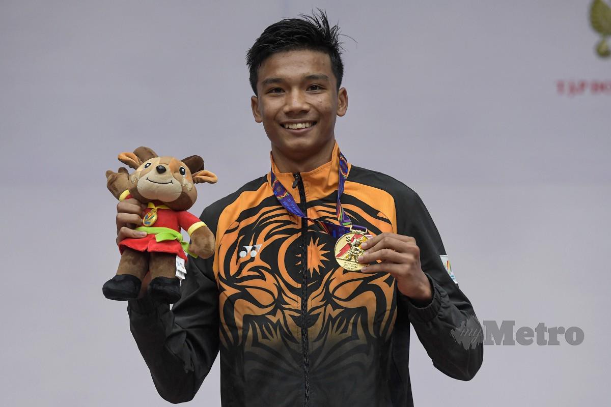 ATLET Muay Thai negara, Ahmad Nor Iman Aliff bergambar bersama pingat emas yang dimenanginya dalam acara akhir Muay Thai 54kg. FOTO Bernama