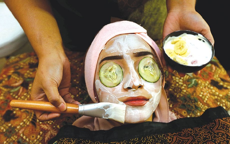 TOPENG wajah menggunakan bahan semula jadi seperti pisang, dadih dan madu baik untuk kulit.