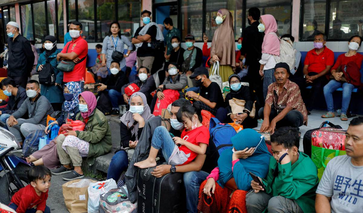ORANG ramai menunggu bas untuk pulang ke kampung di terminal bas Kampung Rambutan, Jakarta. FOTO Reuters